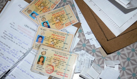 Bang lai xe gia den CSGT cung nhan khong ra hinh anh