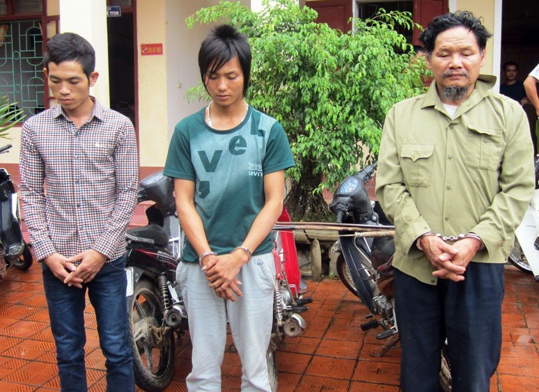 Ong trum 'cau tac' nup bong chu quan thit cho hinh anh