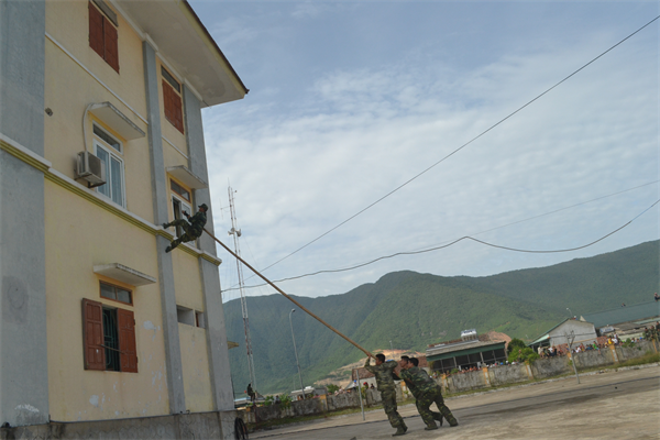 Lực lượng BĐBP tham gia giải cứu con tin.