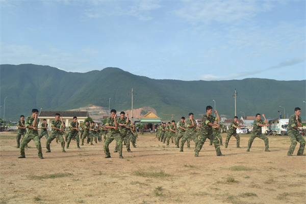 Sáng 21/6, BĐBP Hà Tĩnh đã chủ trì phối hợp với các lực lượng chức năng trên địa bàn tổ chức diễn tập đảm bảo an ninh trật tự khu Kinh tế Vũng Áng, Hà Tĩnh. Tham gia diễn tập gồm có gần 500 cán bộ, chiến sĩ BĐBP Hà Tĩnh, các đơn vị liên quan và gần 100 chó nghiệp vụ của BĐBP.