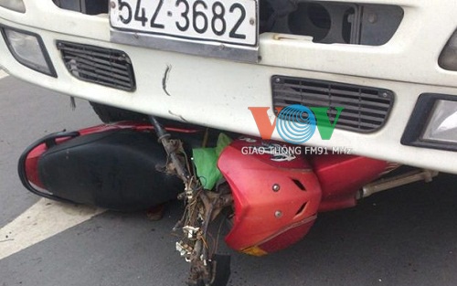 Tron canh sat giao thong, 2 thanh nien dung dau xe tai hinh anh