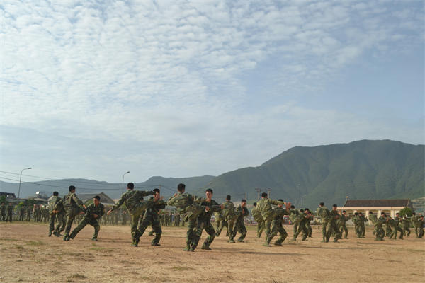 Tại đây, cán bộ, chiến sĩ BĐBP cũng như chó nghiệp vụ đã trình diễn trình độ võ thuật nghiệp vụ, khả năng xử lý nhanh gọn các tình huống đưa ra sát với thực tế công tác, làm nhiệm vụ tại địa bàn.