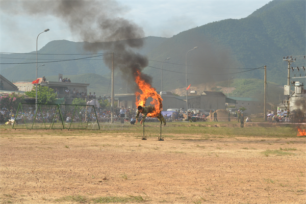 Sau gần 2 tiếng đồng hồ với sự tham gia tích cực trách nhiệm của cán bộ, chiến sĩ, cuộc diễn tập đã kết thúc thành công tốt đẹp, đảm bảo tuyệt đối an toàn về mọi mặt.