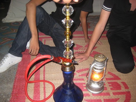 Dem me cuong voi shisha 'via he' nhung ngay oi buc hinh anh