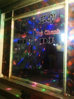 Một quán trà chanh shisha có DJ tại khu vực hồ Đền Lừ (Hoàng Mai, Hà Nội).