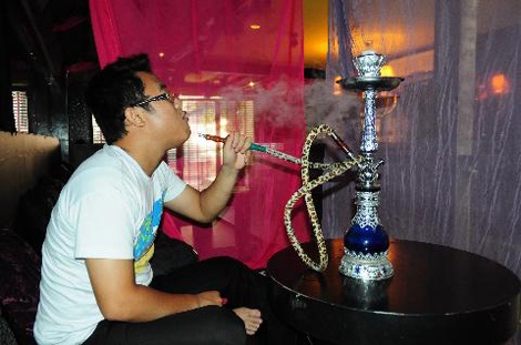 Khi mới du nhập, shisha thường được hút tại những nơi khá 