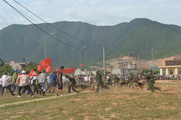 Cán bộ, chiến sĩ và chó nghiệp vụ BĐBP tham gia giải tán đám đông, trấn áp đối tượng quá khích.