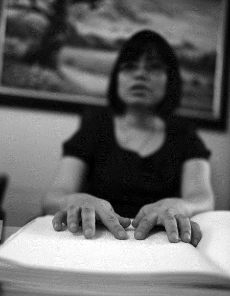 Sau khi tốt nghiệp lớp 12, do không có trường nào nhận người khiếm thị nên Việt Anh được bố mua cho một chiếc đài catssette để nghe thời sự, nghe kể truyện và cũng chính từ cơ duyên đó đã góp phần đưa chị vào nghiệp báo chí.