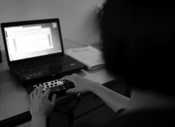 Năm 1999, Việt Anh thi vào khoa Triết, ĐH Khoa học Xã hội và Nhân văn. Vừa làm, vừa học, đến năm 2002, chị lại thi vào khoa Tiếng Anh, ĐH Mở (Hà Nội). Trong thời gian này, chị còn học thêm tiếng Trung, Nhật và có chứng chỉ sư phạm. 