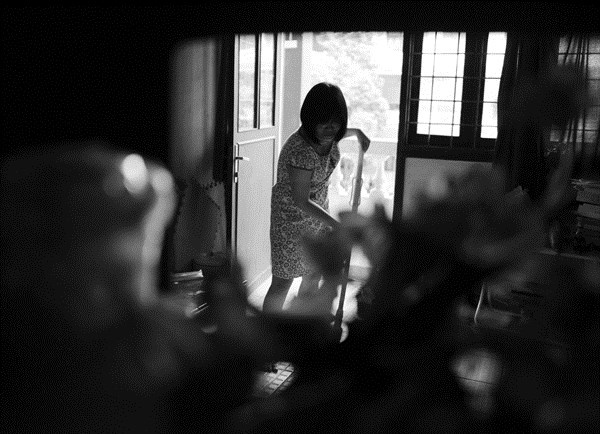 Hàng ngày, anh Trường dạy học ngay trong trung tâm. Chị Việt Anh có một xe ôm giúp việc đi lại. Những ngày hè này, anh chị đang cho con gái vào TPHCM chơi ở nhà một người bạn. 