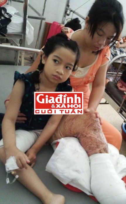 Mẹ con bé Loan bên giường bệnh.