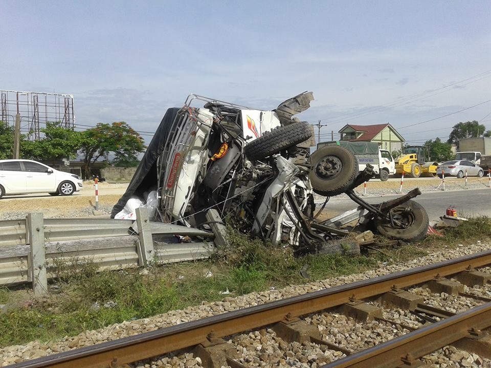 Dung xa beng giai cuu tai xe xe tai bi tau hoa dam nat hinh anh