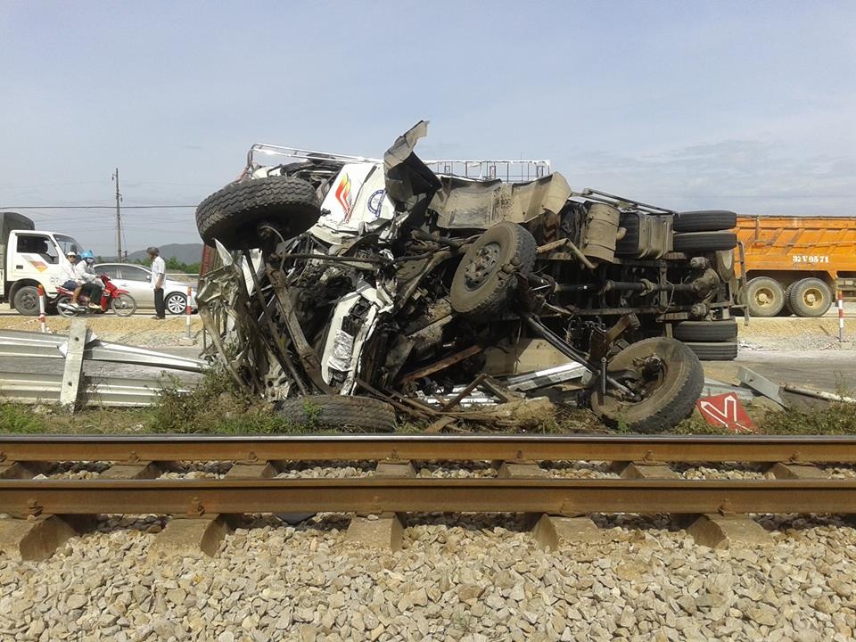 Thời điểm trên, chiếc xe tải chở hạt nhựa (chưa rõ danh tính lái xe) đi từ quốc lộ 1A băng qua đường sắt vào Công ty bao bì Nghệ An. Đúng lúc đó, tàu hỏa chở khách NA3 chạy hướng Hà Nội - Vinh lao tới, đâm ngang cabin xe. 