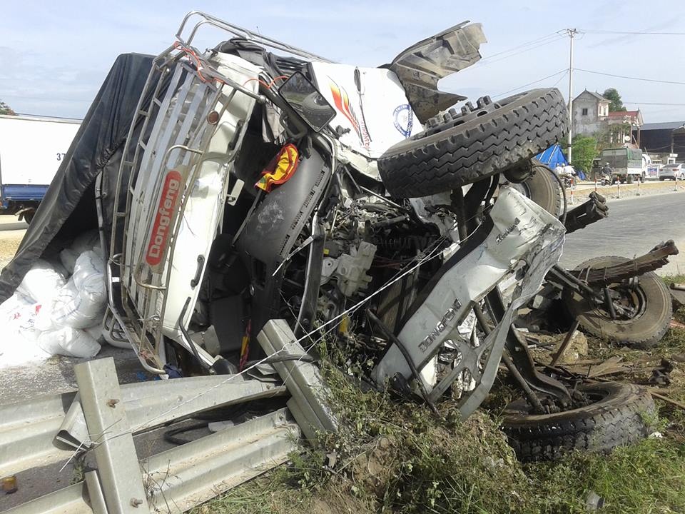 Cú va chạm mạnh khiến chiếc xe tải chở hạt nhựa bị hất văng xuống quốc lộ 1A. Tài xế xe tải bị thương nặng, mắc kẹt lại trong cabin xe. Ngay sau đó, hàng chục người dân đã dùng xà beng cạy cửa để đưa tài xế ra ngoài rồi vận chuyển đến bệnh viện cấp cứu. 