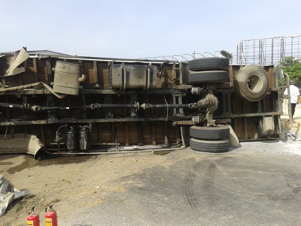 Tại hiện trường, chiếc xe tải bị nát bét phần đầu. Nhiều bao tải hạt nhựa trên thùng xe rơi xuống đường. Sau vụ tai nạn, tàu NA3 bị hư hỏng nhẹ ở phần đầu máy đã được đưa về Ga Vinh để tiến hành sửa chữa. Do chiếc xe tải nằm lật ngang chắn một nửa đường quốc lộ 1A nên xảy ra tình trạng ách tắc giao thông.