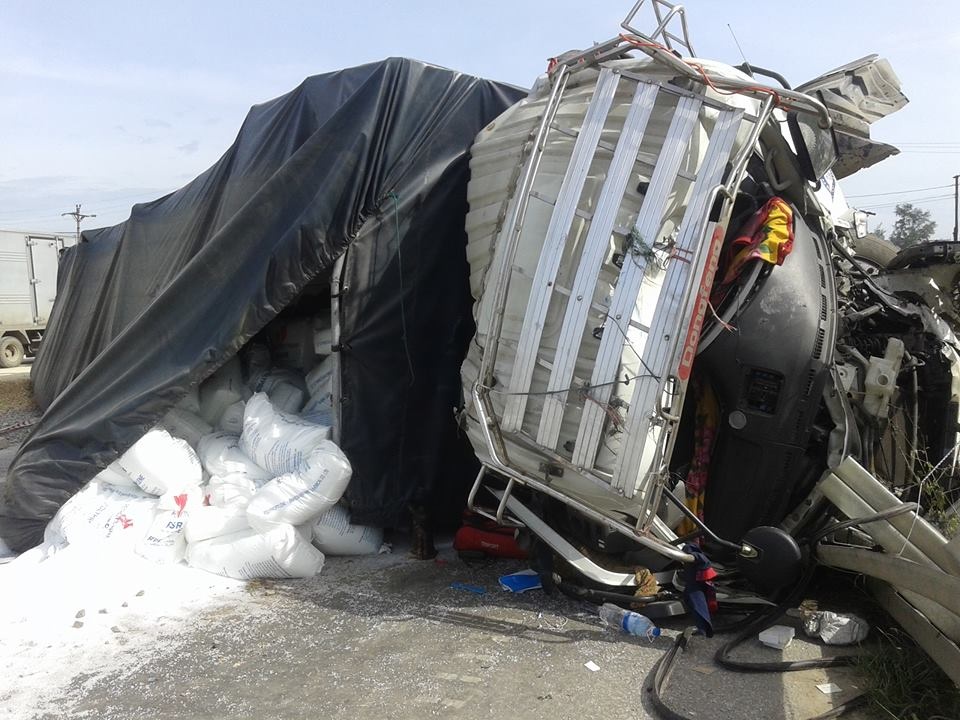 Nhận được tin báo, lực lượng CSGT công an TP Vinh có mặt tại để khám nghiệm hiện trường, điều tra nguyên nhân vụ tai nạn và phân luồng giao thông. 