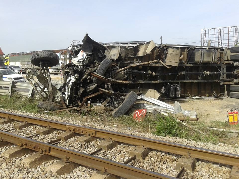 Vị trí xảy ra tai nạn là điểm giao cắt giữa đường sắt và đường dân sinh có hệ thống cảnh báo và đèn tín hiệu. Nguyên nhân ban đầu được xác định là do lái xe tải thiếu quan sát khi băng qua đường sắt.