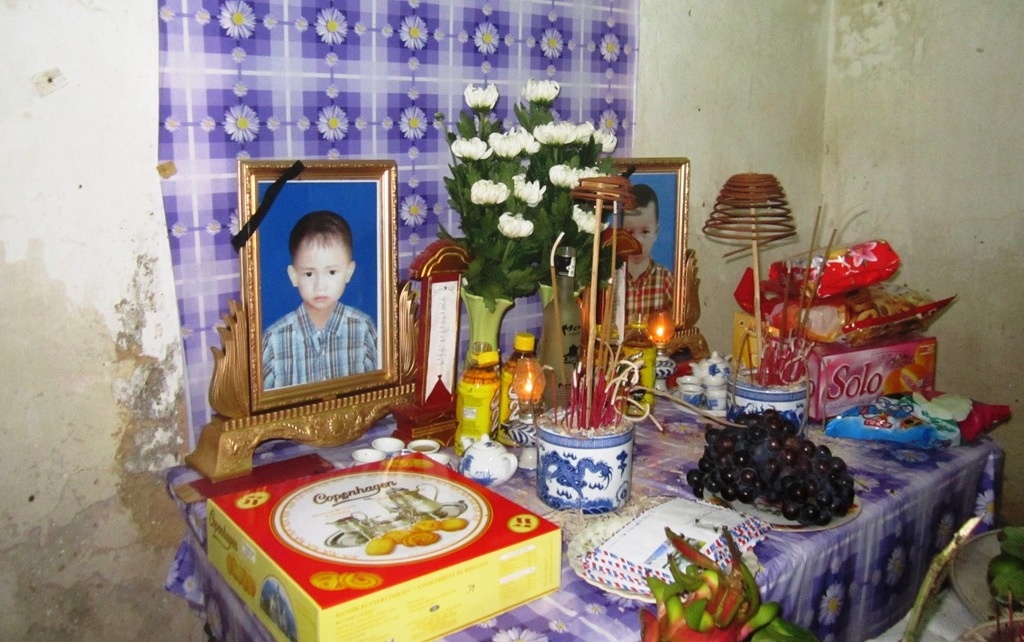 Noi dau trong ngoi nha hai anh em om nhau chet duoi hinh anh