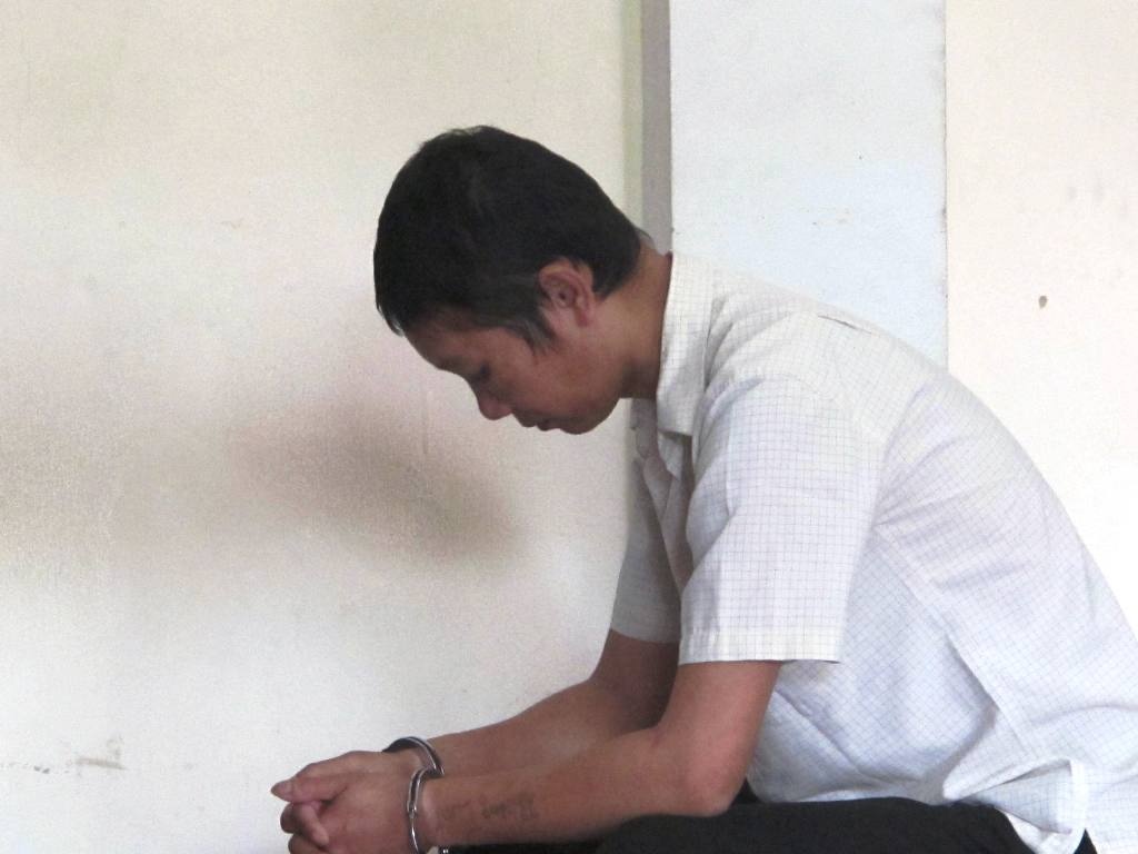 Tại phiên tòa xét xử, bị cáo Thắng luôn cúi mặt xuống, nhận toàn bộ hành vi phạm tội của mình.