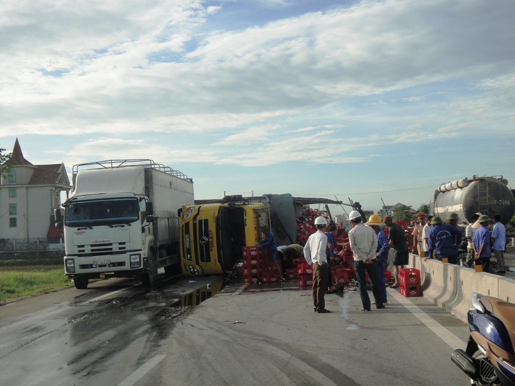 Vào lúc 5h30’, chiếc xe tải do tài xế Đặng Hữu Vũ Hoàng (trú TP Huế) điều khiển chở hàng trăm thùng bia chai nhãn hiệu Huda lưu thông theo hướng Nam – Bắc trên quốc lộ 1A. Khi chạy đến đoạn đường xã Vượng Lộc, huyện Can Lộc (Hà Tĩnh) thì bất ngờ mất lái, đâm liên tiếp vào 3 cột mốc ven đường rồi lật chắn ngang đường.