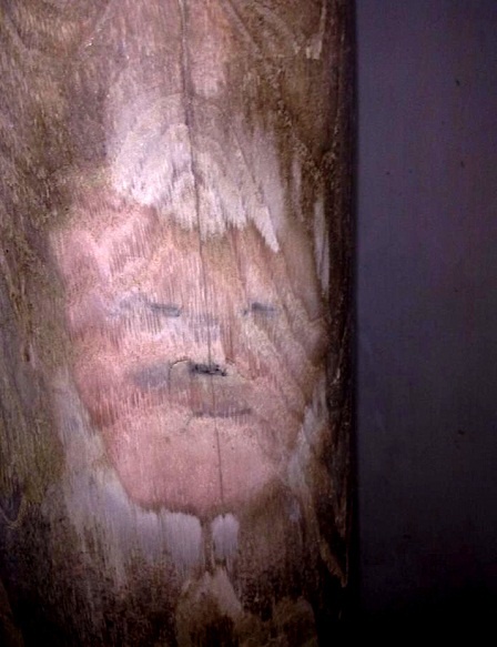 Hình được cho là giống mặt người xuất hiện trên cột nhà ông Dương.