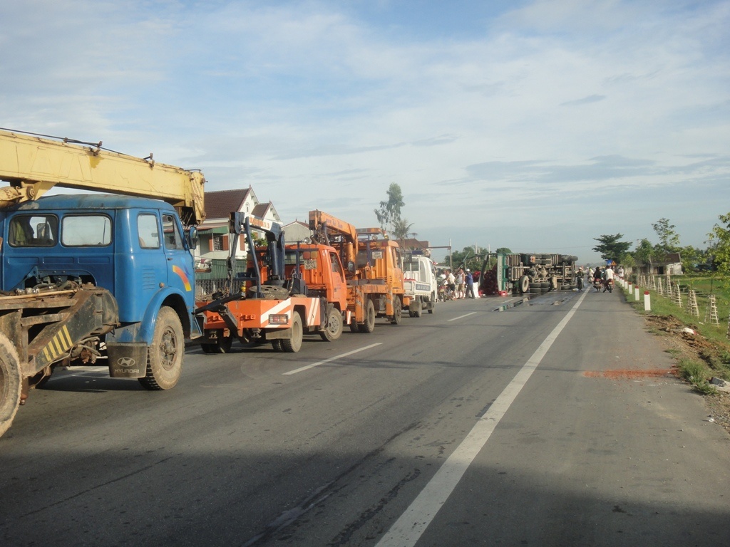 Nhận tin báo, lưc lượng CSGT công an huyện Can Lộc lập tức có mặt để điều tiết giao thông, cùng người dân giúp tài xế dọn dẹp hiện trường. Đến Hơn 8h sáng nay, hiện trường tai nạn đã thông suốt, chiếc xe gặp nạn được cẩu về xưởng sửa chữa.