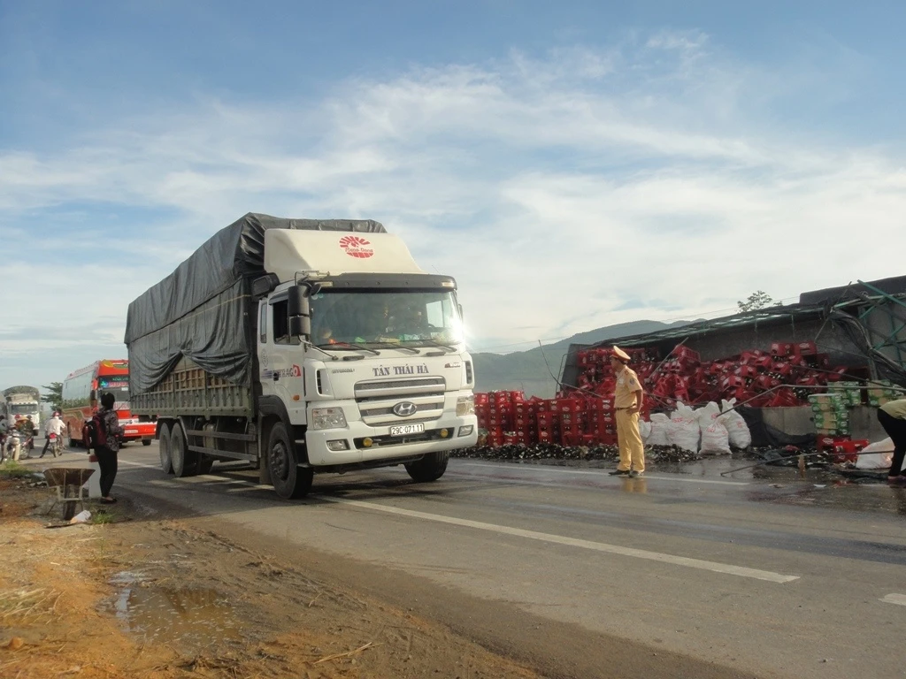 Ông Thanh, một người dân chứng kiến vụ tai nạn cho biết: “Lúc đó tôi đang tập thể dục trước sân nhà thì nghe tiếng động lớn. Chạy ra thấy chiếc xe chở bia nằm chắn ngang đường. Tôi cùng nhiều người khác chạy ra giải cứu tài xế và phụ xe ra khỏi cabin, rất may họ chỉ bị thương nhẹ”.
