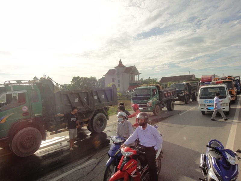 Vụ tai nạn làm cho giao thông qua đoạn đường này bị ách tắc nghiêm trọng, hàng chục chiếc xe nối đuôi nhau. Một số tài xế cũng sẵn sàng xuống đường giúp tài xế xe chở bia. 