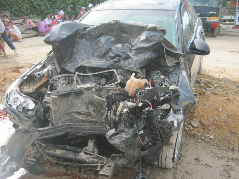 Cú va chạm khiến chiếc xe 4 chỗ nát bét phần đầu, 4 người ngồi trong xe nhập viện nguy kịch.