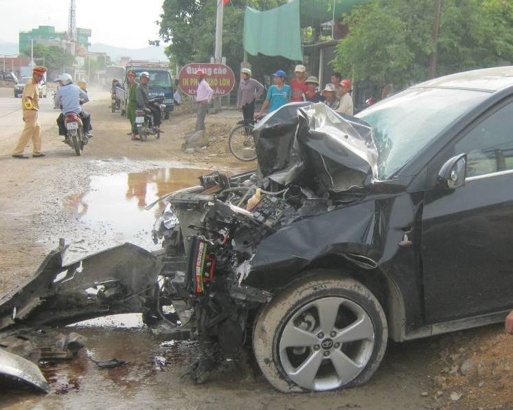 Xe 4 cho bay nhu phim sau pha doi dau xe container hinh anh