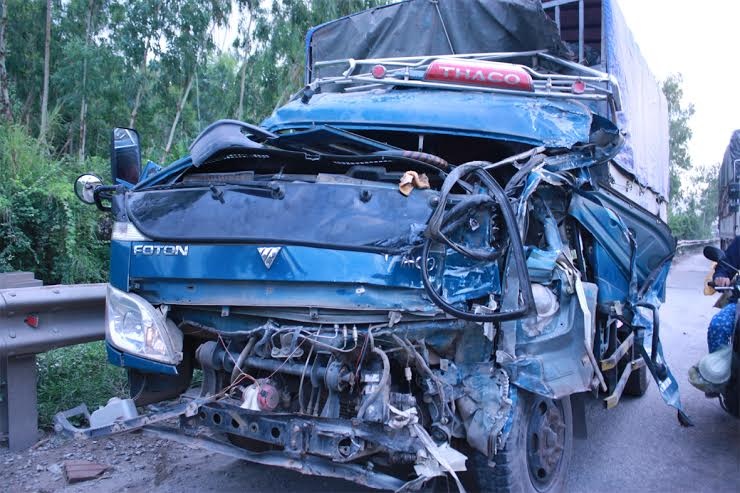 Hai xe tai tong nhau, quoc lo 1A ach tac gan 5 gio hinh anh