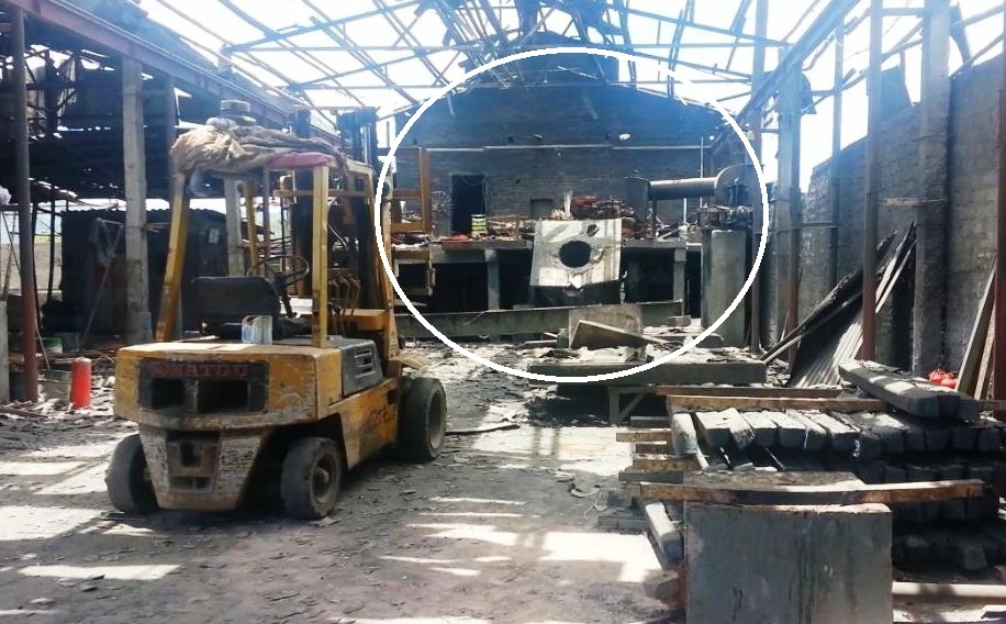 No lon tai lo luyen phoi thep khoa kin, 5 nguoi keu cuu hinh anh