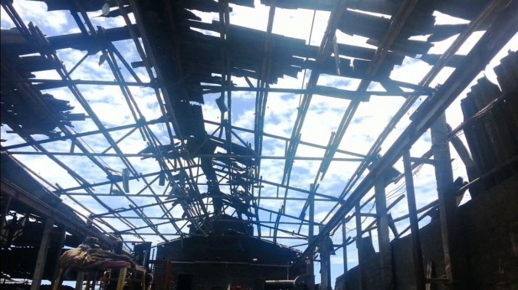 Trần mái của nhà xưởng bị nổ tung, vỡ nát do sức ép của vụ nổ.