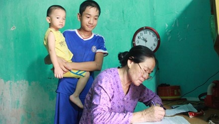 Ba me co ba con dang o Hoang Sa hinh anh