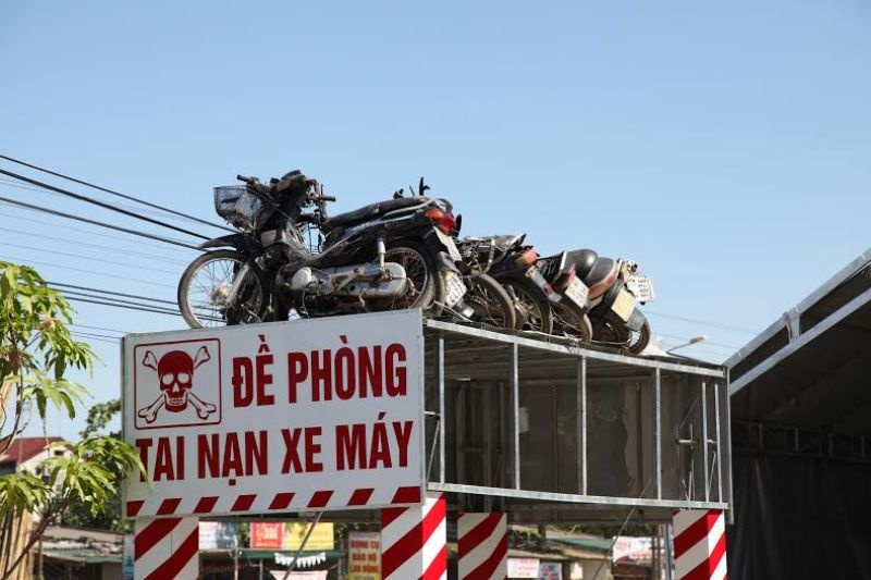 Trung xe may va oto bien dang lam bien canh bao tai nan hinh anh