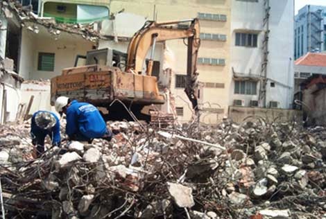 Sau khi phá dỡ công nhân thu lượm lại toàn bộ cốt thép của ngôi nhà.