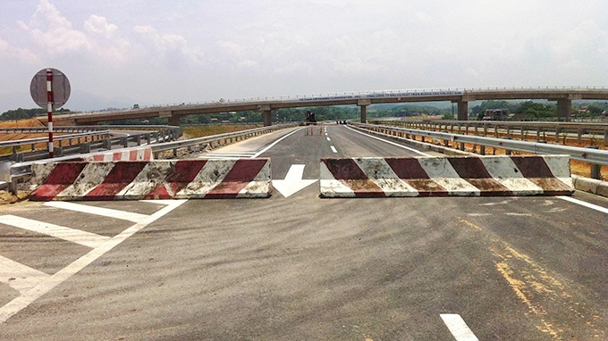 Công ty vận hành và bảo trì đường cao tốc Việt Nam phải dùng các tấm bêtông cỡ lớn để chặn xe có tải trọng lớn.