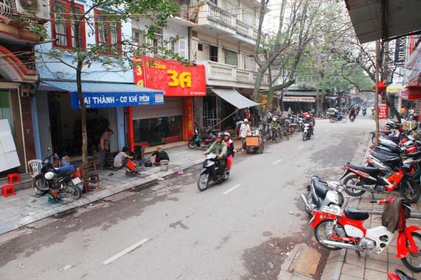 Số nhà 30 phố Lò Rèn trở nên lạc lõng đến lạ.