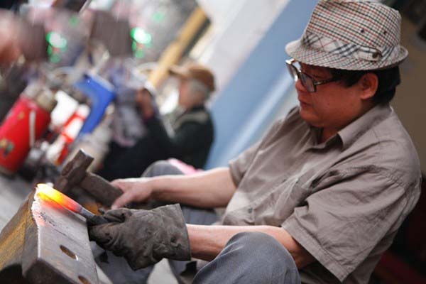 Nguoi tho ren tung kiem vai lang vang moi ngay hinh anh