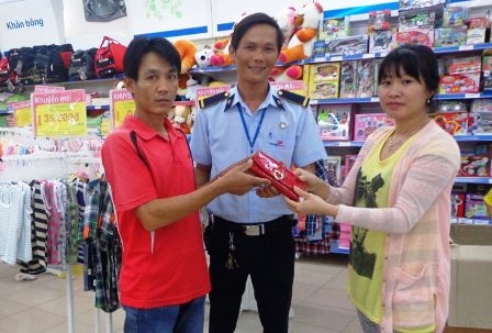 Tieu thuong tra lai vang cho nguoi bo quen hinh anh