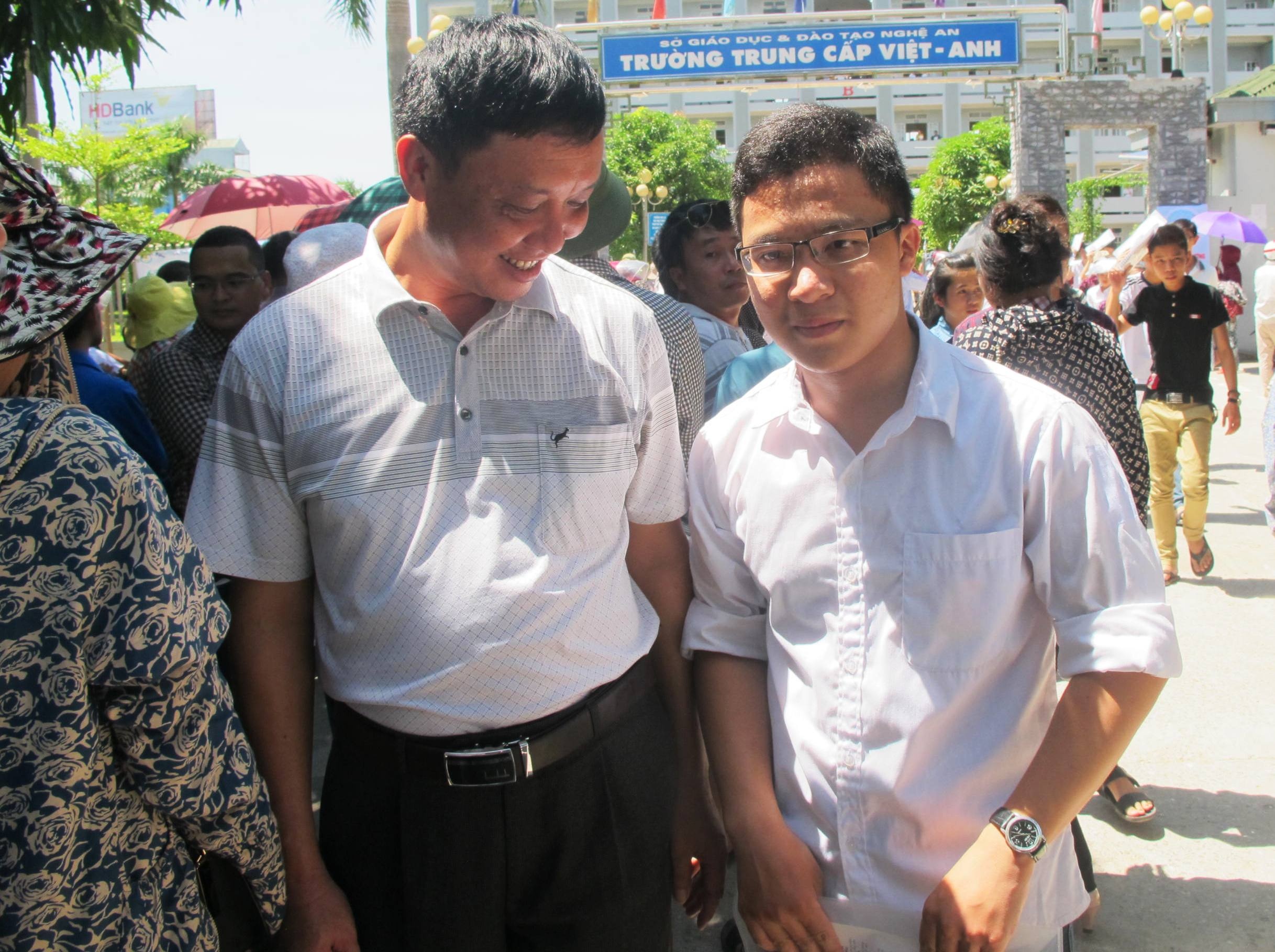 Thức và cha tại điểm thi sáng nay.