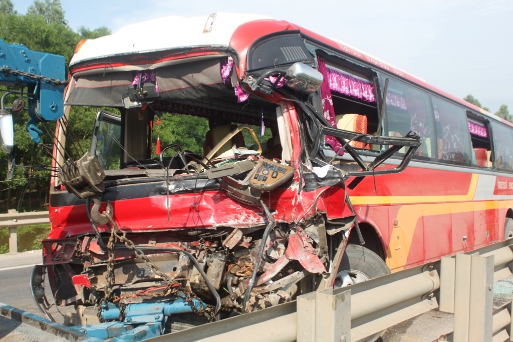 Vụ tai nạn xảy ra vào khoảng 6h sáng ngày 6/7 trên quốc lộ 1A đoạn qua địa bàn xã Nghi Văn, huyện Nghi Lộc, tỉnh Nghệ An. Chiếc xe khách mang biển số Hà Nội chở 40 người từ Hà Nội vào Nghệ An đi du lịch bất ngờ tông trực diện vào chiếc xe tải do tài xế Phạm Văn Đức điều khiển chạy theo hướng ngược lại.