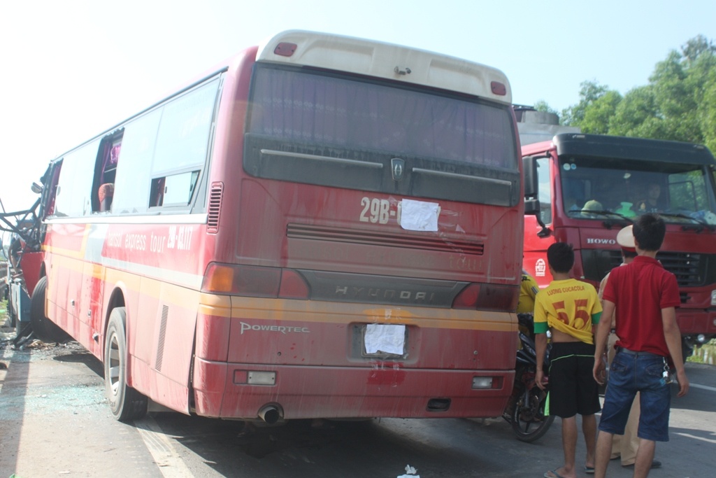 Cú va chạm rất mạnh khiến chiếc xe khách hư hỏng nặng phần đầu. Vụ tai nạn đã khiến 20 người trên xe khách bị thương