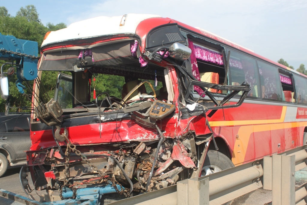 Sau cú đối đầu, đầu xe khách bị nát bét hoàn toàn. Tài xế bị mắc kẹt trong cabin được mọi người giải cứu ra khỏi xe đưa vào bệnh viện 115 Nghệ An cấp cứu. Tuy nhiên, do vết thương quá nặng nên bệnh nhân sau đó được chuyển tiếp xuống bệnh viện đa khoa tỉnh Nghệ An cấp cứu, điều trị.