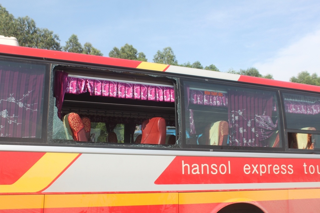 Các nạn nhân cho biết, lúc đó họ đang nằm ngủ lơ mơ thì bỗng nghe tiếng rầm. Hầu hết những người ngồi trên xe đều bị chấn động, va đập. Một số người ngồi hàng ghế đầu bị gãy chân tay, tiếng la hét vang khắp xe. Các nạn nhân sau đó tự đập cửa kính thoát ra khỏi xe và kêu cứu.