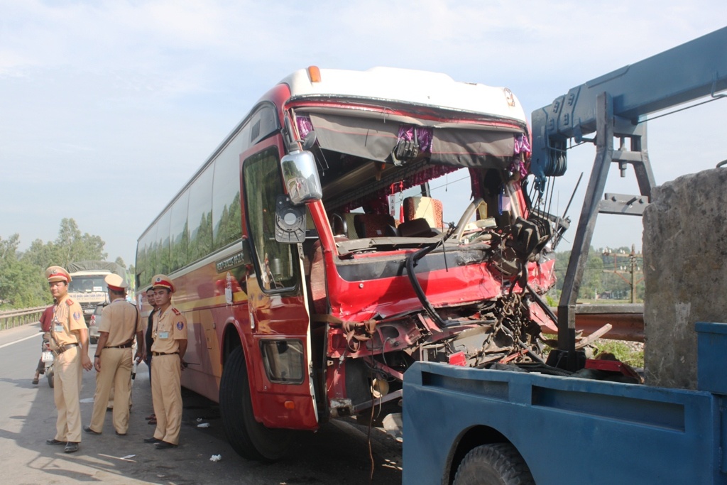 Xe khach bep dau, tai xe mac ket, 20 nguoi chan thuong hinh anh