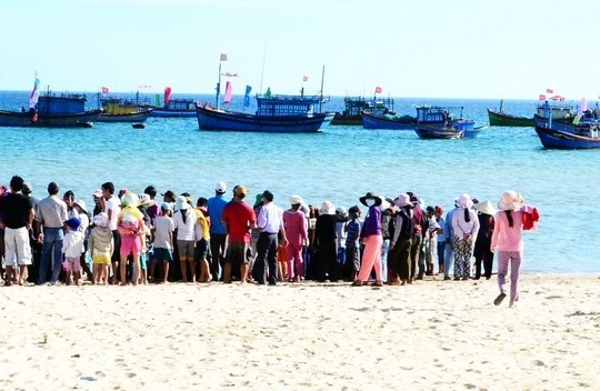 Di cau muc dem, hai cha con roi xuong bien hinh anh