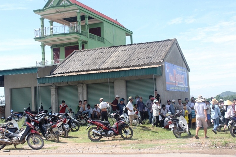 Nguoi dan ong chet ngoi trong ngoi nha hoang hinh anh