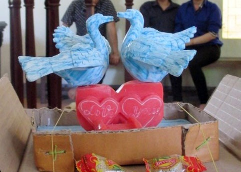 Pham nhan khac doi thien nga cau hon ban gai tai toa hinh anh