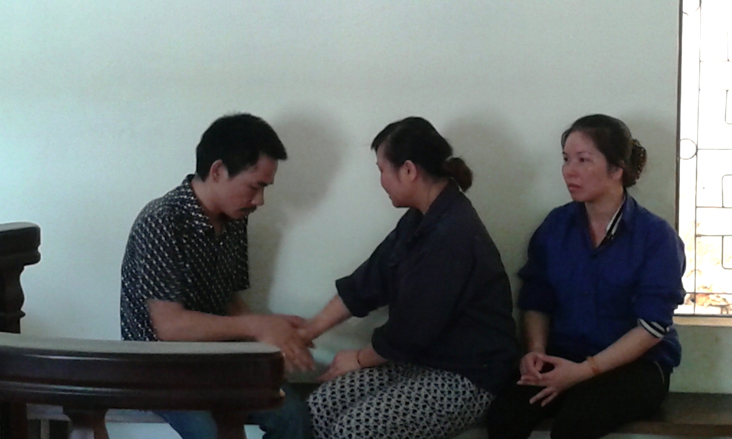 Thương chăm sóc cho người yêu khi tòa vào nghị án.